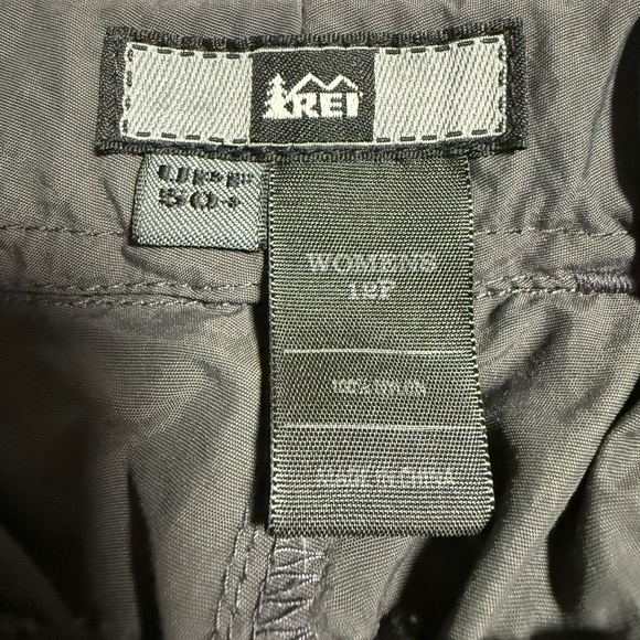 REI Women’s Gray Nylon Convertible Zip Off Pants Size 12 Petite Hiking Outdoor - Picture 10 of 10